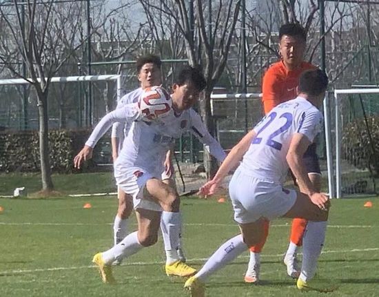 法甲德甲多队关注伊东纯也 尼斯处于领跑位置法国媒体TeamFootball报道，多支法国和德国球队有意引进兰斯的30岁进攻型中场伊东纯也。